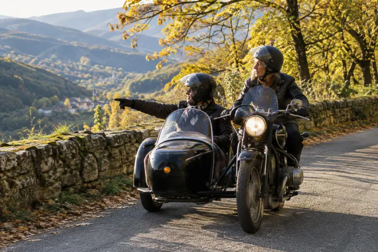 Une motarde d’une soixantaine d’années pilote un side-car sur une petite route des Cévennes, son compagnon casqué installé dans le panier